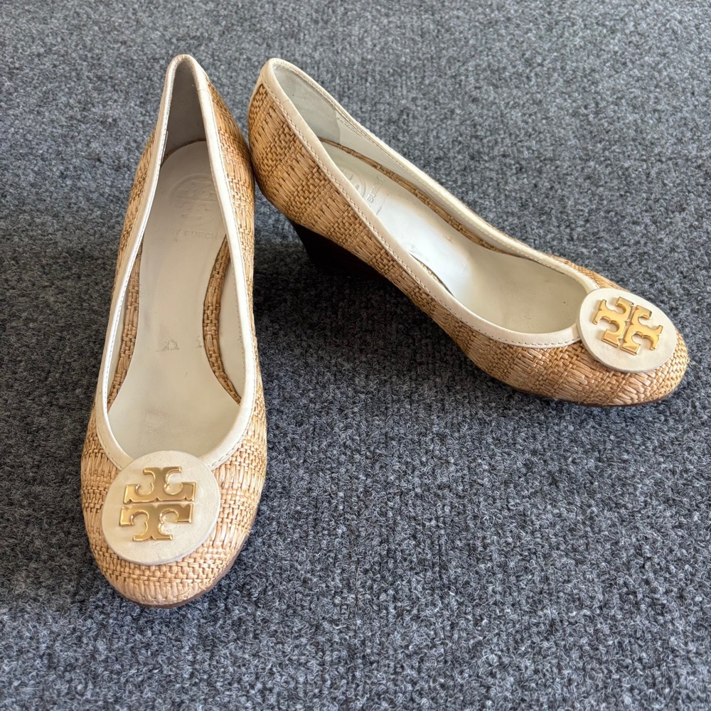 Tory Burch Sally Raffia Wedge Pumps Tan Cream Gold Logo Medallion Size 7.5